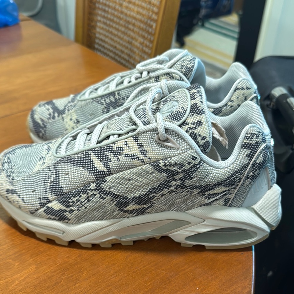 Stylish Snake Print Sneakers Nike
